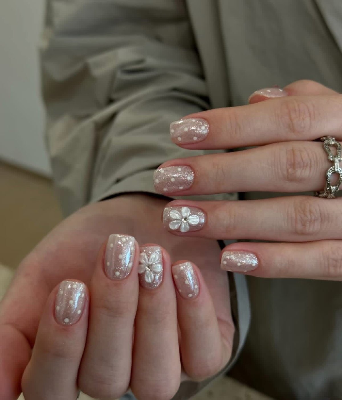 Simple pearl-white gel nails with small white flowers on natural nails, Miao Nail Asakusa
