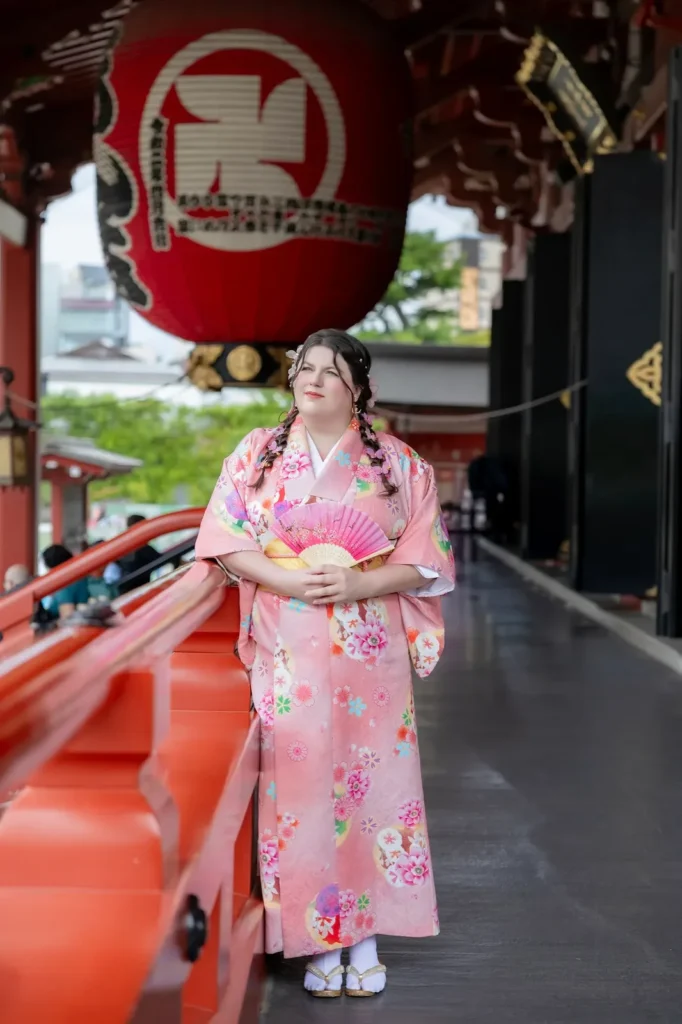 Pink floral plus size furisode with a hand fan under the giant lantern of Hozomon Gate, Asakusa