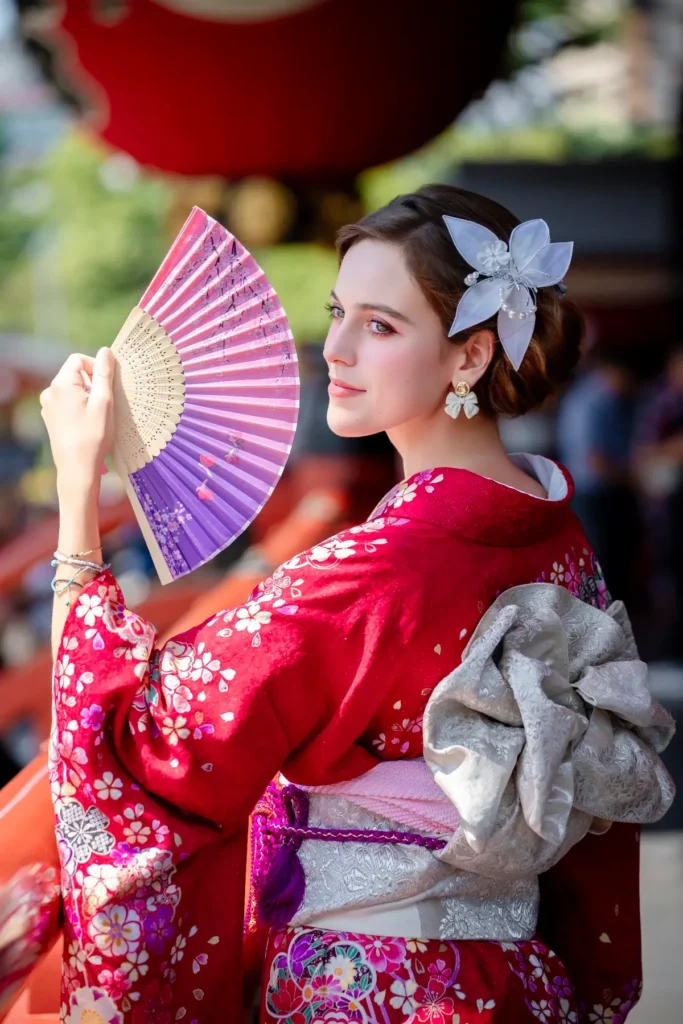 Back view of a red furisode showing the open nape of the neck (nuki-emon), the traditional way to wear a kimono